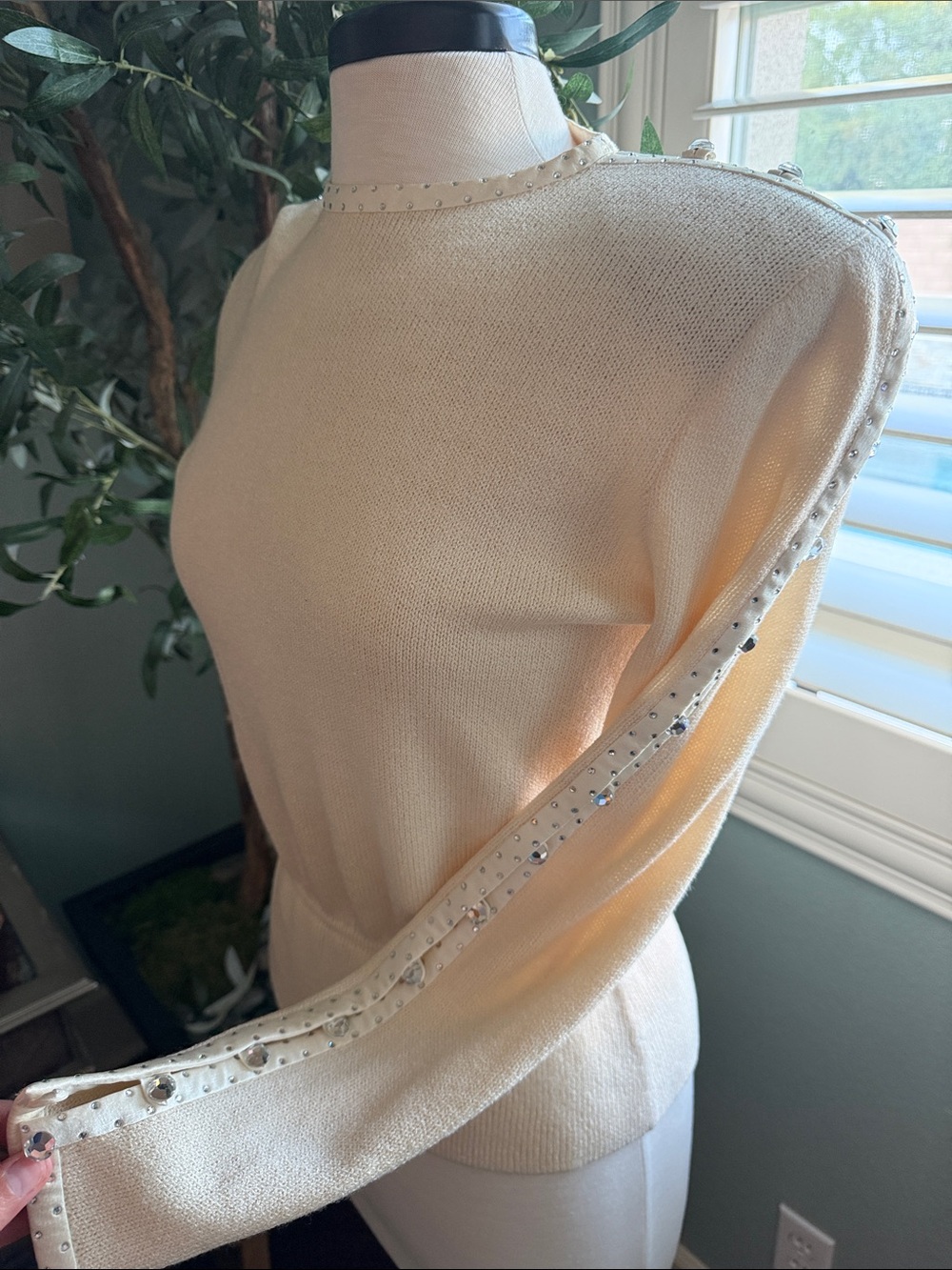 St. John by Marie Gray Vintage Ivory Long Sleeve Knit blouse with Crystal EUC